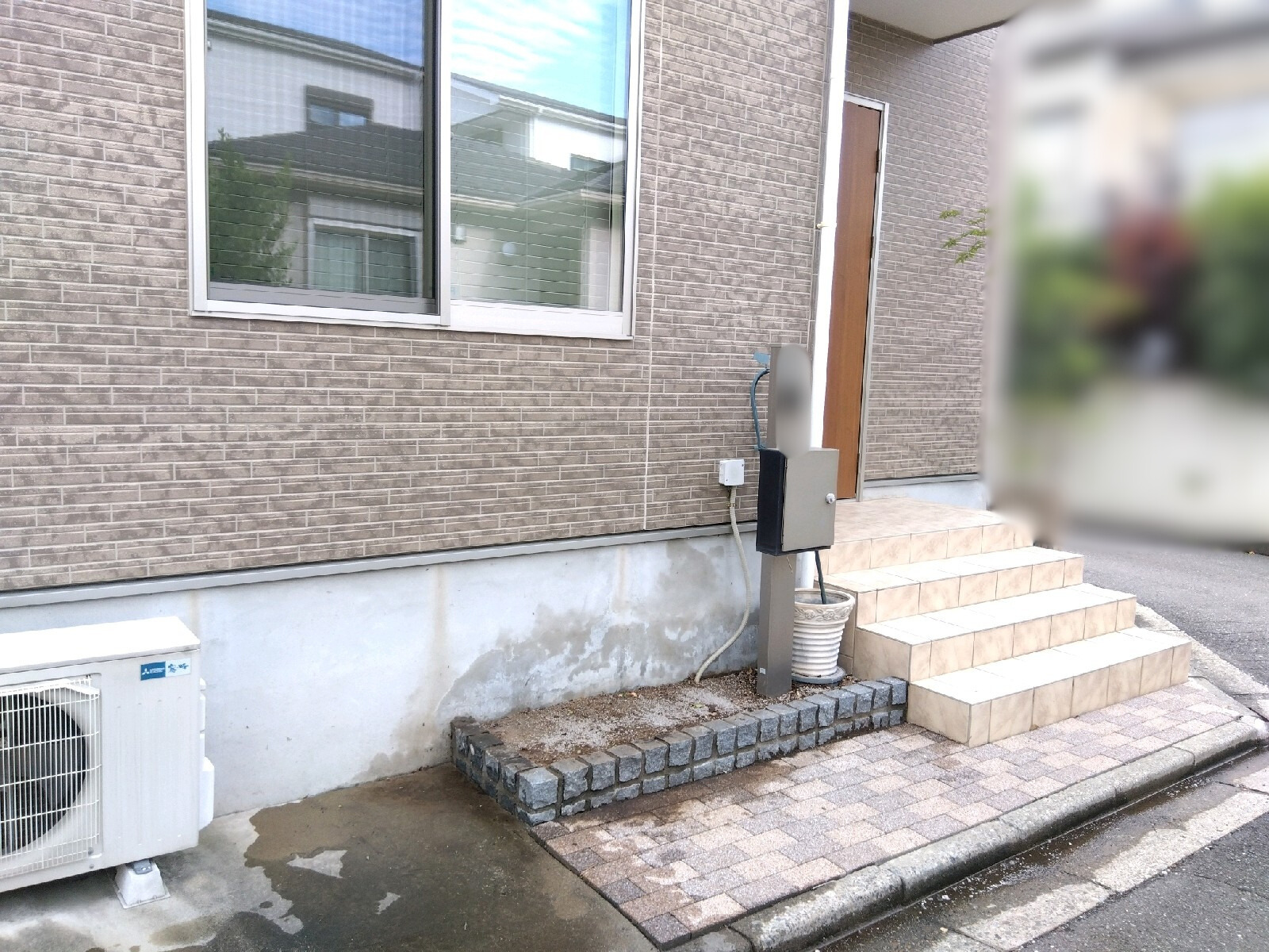 花壇内除草、移植の作業写真