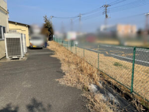 高木伐採、ソテツ抜根、草刈り、除草剤散布、防草シート張り、切株処分