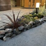 花壇の植え替え、囲い設置の作業写真