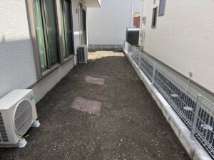 人工芝張り・飛び石設置の作業事例写真