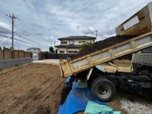 畑の土取り・土入れ・耕運の作業写真