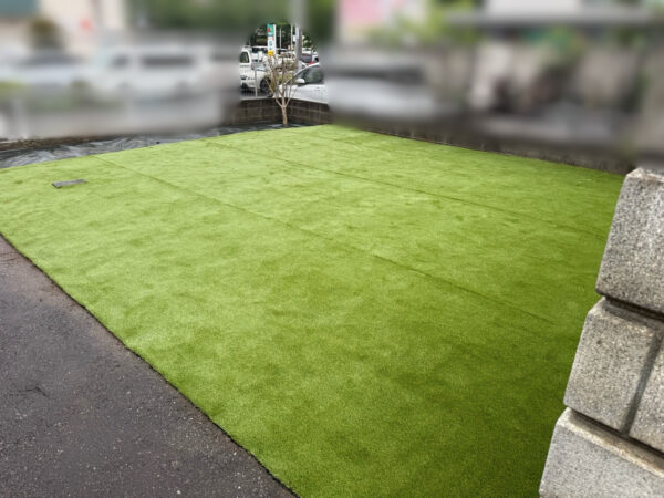 ドッグランづくり(人工芝張り)、植栽の移植・抜根の作業写真