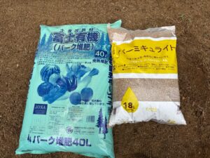 芝生の張り替えの作業写真 使用したバーク堆肥とバーミキュライト