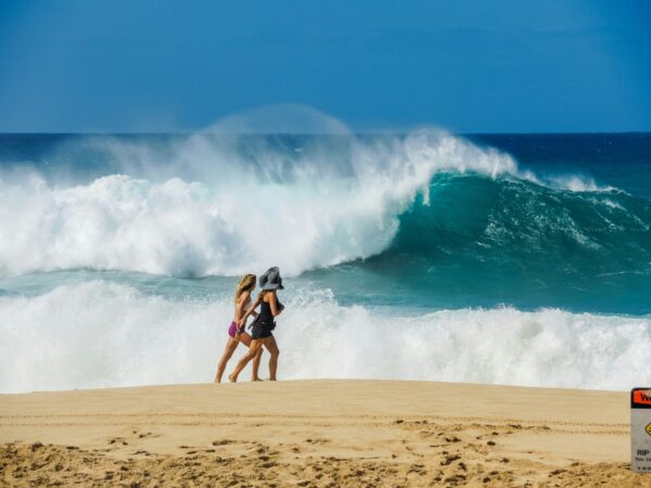 砂浜を歩く女性たち